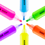 Trazo de resaltadores de colores neon en un fondo blanco, ideales para señalización y resaltado de textos importantes, disponibles en variedad de tonos vibrantes para oficina y estudio.