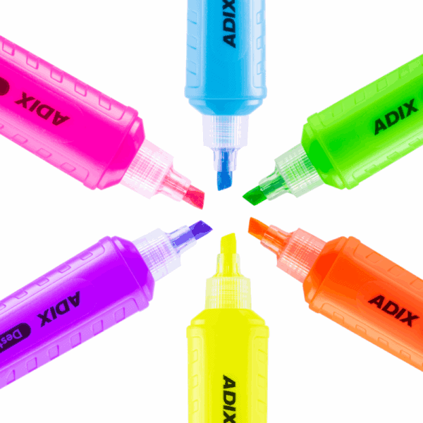 Trazo de resaltadores de colores neon en un fondo blanco, ideales para señalización y resaltado de textos importantes, disponibles en variedad de tonos vibrantes para oficina y estudio.